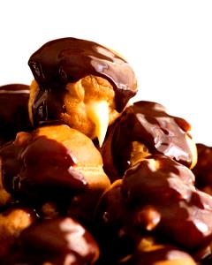 Quantas calorias em 1 Oz Profiteroles?