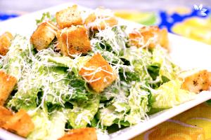 Quantas calorias em 1 Oz Salada Caesar?