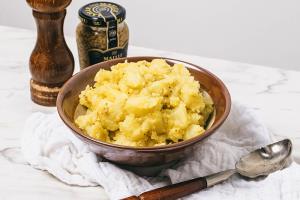 Quantas calorias em 1 Oz Salada de Batata?