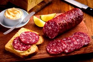 Quantas calorias em 1 Oz Salame Macio?