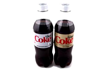 Quantas calorias em 1 Oz Soda de Cola (com Cafeína)?