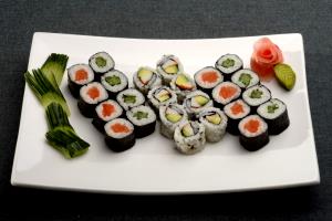 Quantas calorias em 1 Oz Sushi com Vegetais Enrolados em Algas?