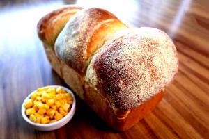 Quantas calorias em 1 Pedaço Pão de Milho (Mistura Seca, Preparado)?