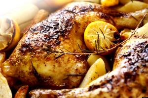 Quantas calorias em 1 Pedaço Pequeno (Produto Após Cozinhado, Ossos Removidos) Frango no Forno, Grelhado ou Assado?