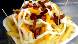 Quantas calorias em 1 Pedido (10 Metades) Cascas de Batata Fritas com Queijo e Bacon?