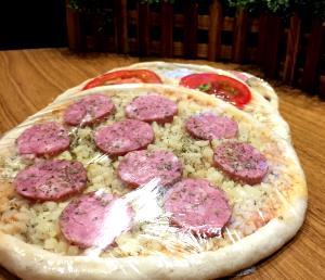 Quantas calorias em 1 Pequena (20 Cm De Diâmetro) Pizza de Calabresa?