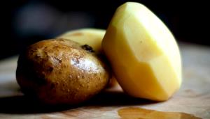 Quantas calorias em 1 Pequena (4,5 Cm - 6 Cm De Diâmetro) Batatas Vermelhas (com Casca)?