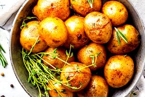 Quantas calorias em 1 Pequena (4,5 Cm - 6 Cm De Diâmetro, Cru) Batata no Forno (Casca Não Consumida)?