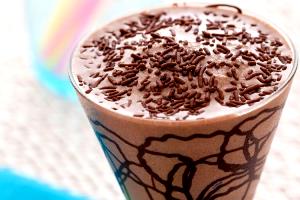 Quantas calorias em 1 Pequeno, 355 Ml Milk Shake de Chocolate?