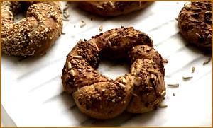 Quantas calorias em 1 Pequeno Bagel de Trigo Integral?