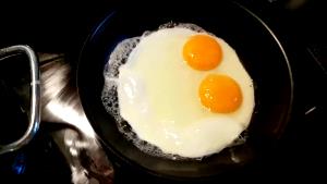 Quantas calorias em 1 Pequeno Ovo Frito sem Gordura?