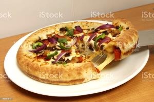 Quantas calorias em 1 Pizza (23 Cm) Pizza com Carne e Vegetais?