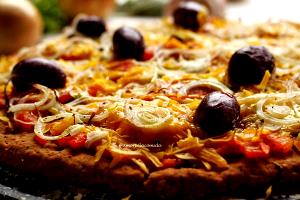 Quantas calorias em 1 Pizza (23 Cm) Pizza de Massa Fina com Carne e Vegetais?