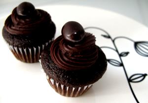 Quantas calorias em 1 Polegada Cúbica Cupcake de Chocolate?