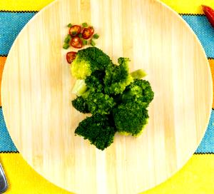 Quantas calorias em 1 porção (100 g) Carne com Brócolis Júnior?