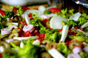 Quantas calorias em 1 porção (125 g) Salada?