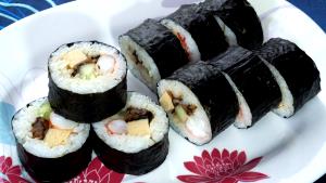 Quantas calorias em 1 Porção (125 G) Sushi com Vegetais e Frutos do Mar?
