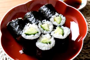 Quantas calorias em 1 Porção (125 G) Sushi com Vegetais Enrolados em Algas?
