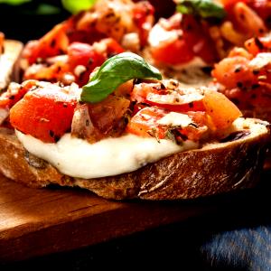 Quantas calorias em 1 porção (130 g) Baguete com Queijo Branco com Tomate e Orégano?
