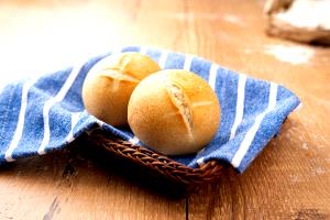 Quantas calorias em 1 porção (130 g) Pão Italiano Bola?