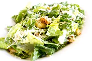 Quantas calorias em 1 porção (130 g) Salada Caesar?