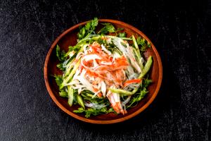 Quantas calorias em 1 porção (130 g) Salada Oriental?