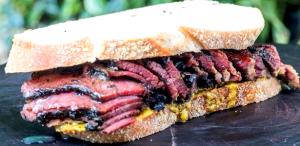 Quantas calorias em 1 Porção (134 G) Sanduíche de Pastrami?