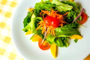 Quantas calorias em 1 porção (135 g) Salada Acompanhamento?