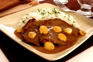 Quantas calorias em 1 porção (150 g) Alcatra Ao Molho Madeira?