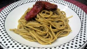 Quantas calorias em 1 porção (160 g) Espaguettini Ao Pesto de Tomate Seco?