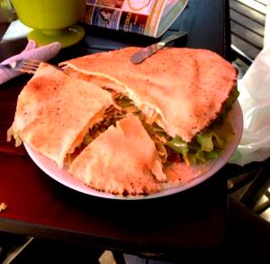 Quantas calorias em 1 porção (170 g) Pão Sírio com Salame?