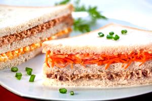 Quantas calorias em 1 porção (170 g) Sanduíche Natural?