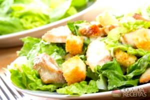 Quantas calorias em 1 porção (180 g) Caesar Salad?