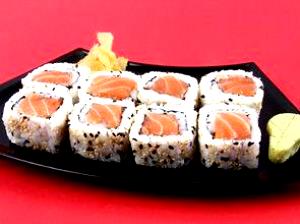 Quantas calorias em 1 porção (182 g) Uramaki Salmão?