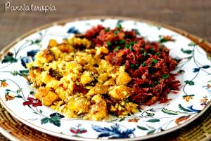 Quantas calorias em 1 porção (185 g) Carne Seca com Banana e Queijo Coalho?