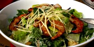 Quantas calorias em 1 porção (190 g) Salada Chicken Caesar?