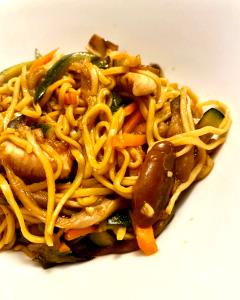 Quantas calorias em 1 Porção (200 G) Lo Mein de Frango?