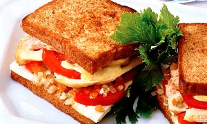Quantas calorias em 1 Porção (207 G) Sanduíche de Frango tipo Fajita com Queijo, Tomate e Alface em Pão Pita?