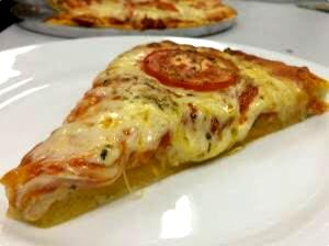 Quantas calorias em 1 Porção (216 G) Pizza com Carne e Vegetais?