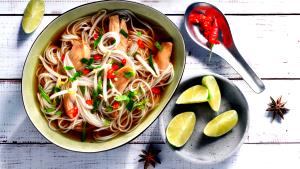 Quantas calorias em 1 Porção (240 G) Sopa de Noodles de Galinha (com Pedaços)?