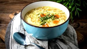 Quantas calorias em 1 Porção (241 G) Sopa de Noodles de Galinha?