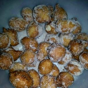 Quantas calorias em 1 Porção (25 G) Bolinho de Chuva?