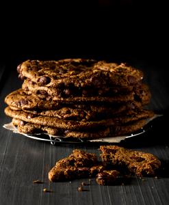 Quantas calorias em 1 porção (25 g) Dark Chocolate Cookie?