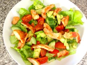 Quantas calorias em 1 porção (250 g) Salada Gourmet Frango Grelhado?
