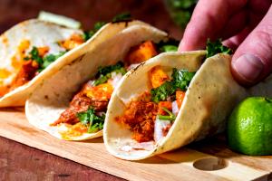 Quantas calorias em 1 porção (250 g) Tacos Mexicanos de Frango com Mix de Pimentões e Pimenta Chilli?