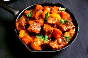 Quantas calorias em 1 Porção (252 G) Carne de Vaca Guisada com Batatas e Vegetais em Molho com Base de Tomate?