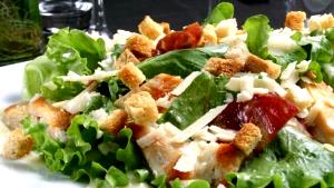 Quantas calorias em 1 porção (270 g) Salada Caesar Crocante?