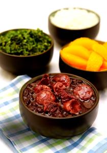 Quantas calorias em 1 porção (300 g) Feijoada Light?