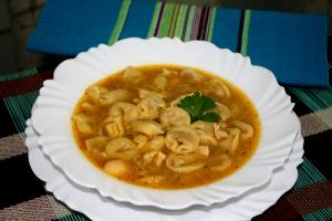 Quantas calorias em 1 porção (300 g) Sopa de Capeletti?