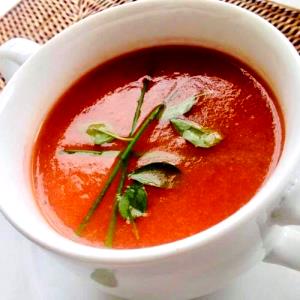 Quantas calorias em 1 porção (300 ml) Caldo de Tomate?